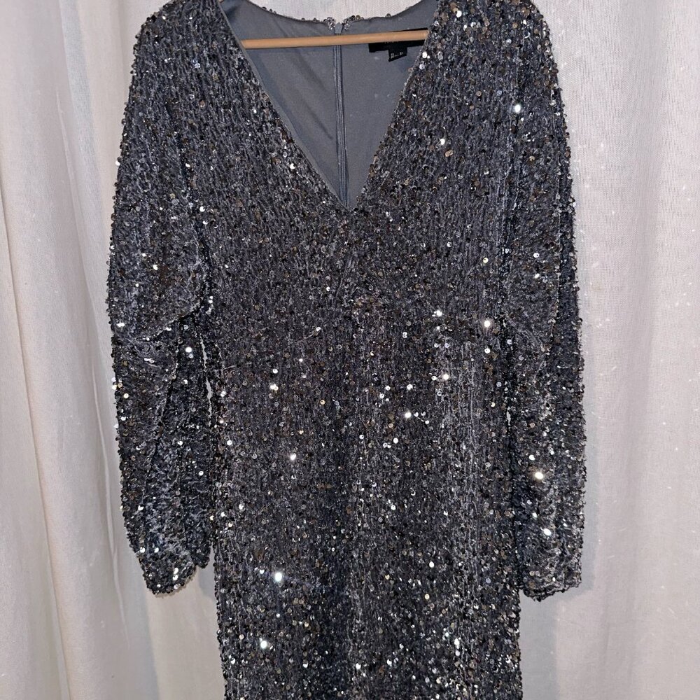 This Forever 21 Silver Sequin Wrap Party Dress in size 0x